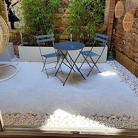 6 Panzió Nîmes