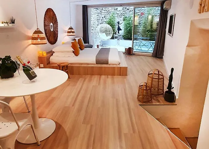 6 Bed & Breakfast 4*